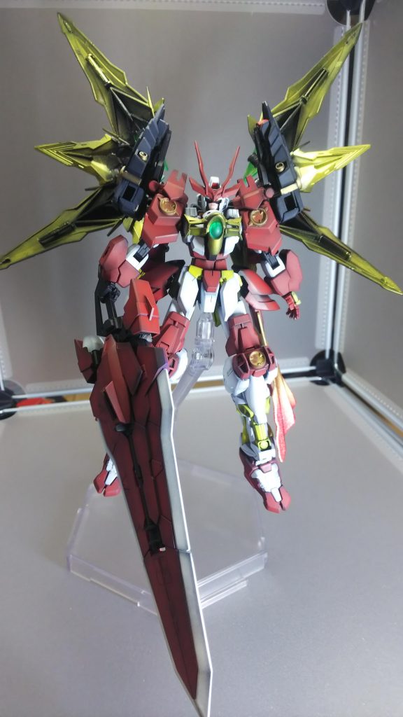 フル装備
太陽イメージのウイングと大剣装備。