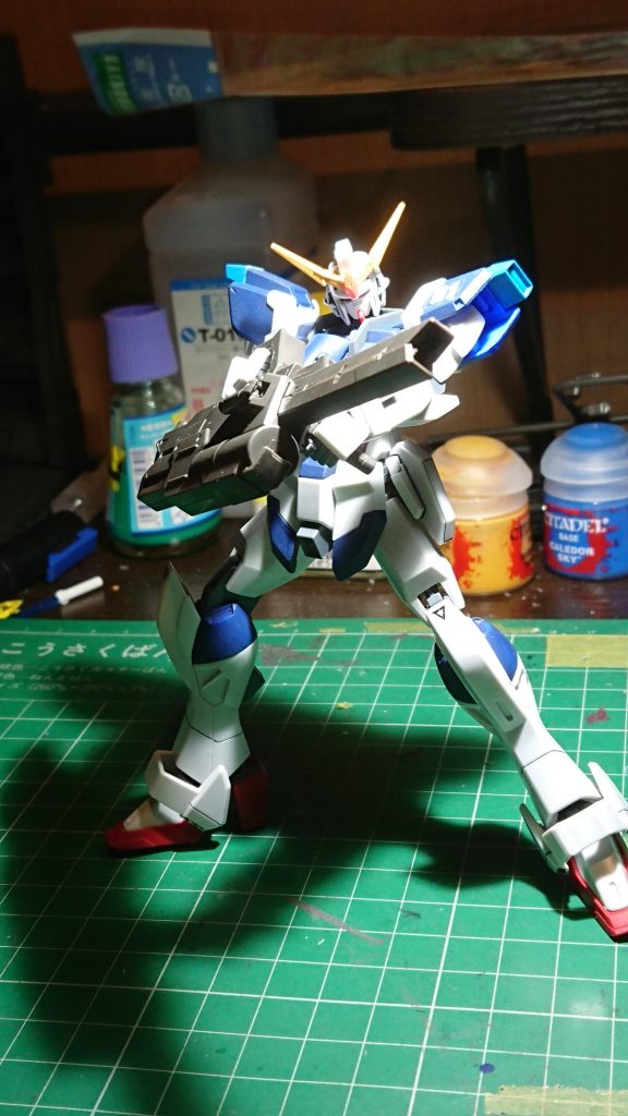 鉄血のオプション武器から大型レールガンを。ちょっとスタンドの明かりが何ですけど