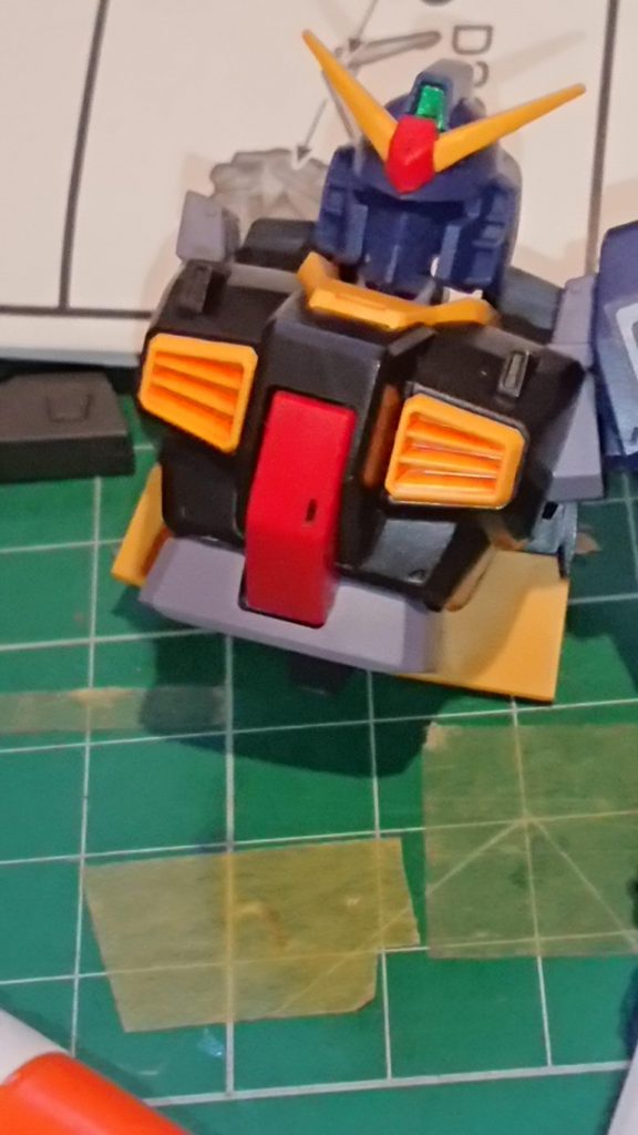 今回もフェイスのみの改修です。
写真の途中製作時はバーザムからバックパックを拝借しました。