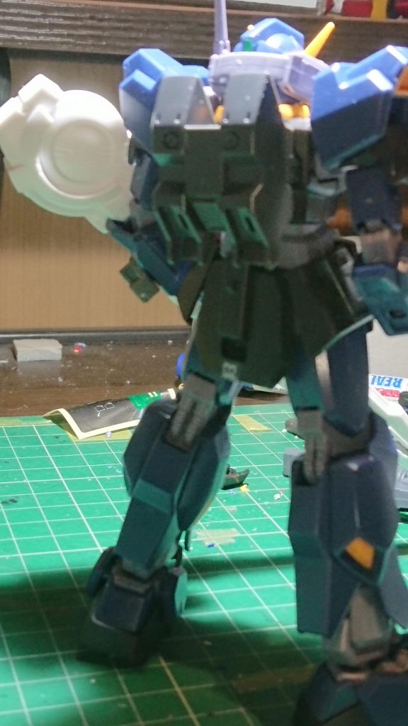 3機を並べたときに一応のフォルムは揃えたいと思っています。
一番悩んでいるのはやはりバックパックと武装系ですね。
違和感なく仕上げたいのですが難しいところです。
今回バックパックはレコンギスタのあの…あれ、あれ…無改造です。