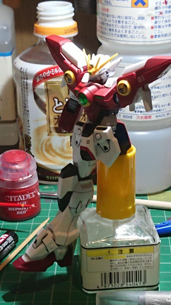 片方ずつ組み上げながらの塗装で、配色のバランスも確認しながら