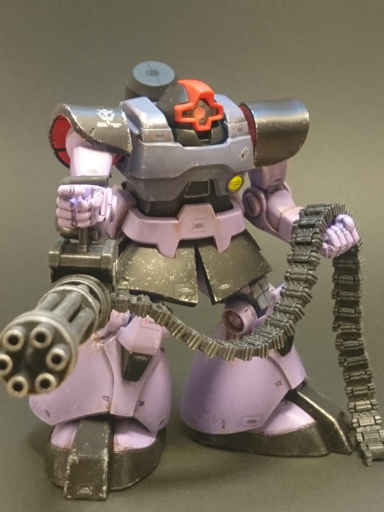 右手にガトリングを持たせてみました。左手の平手部品がいつの間にか紛失してしまったので、残念ながら握り拳で。