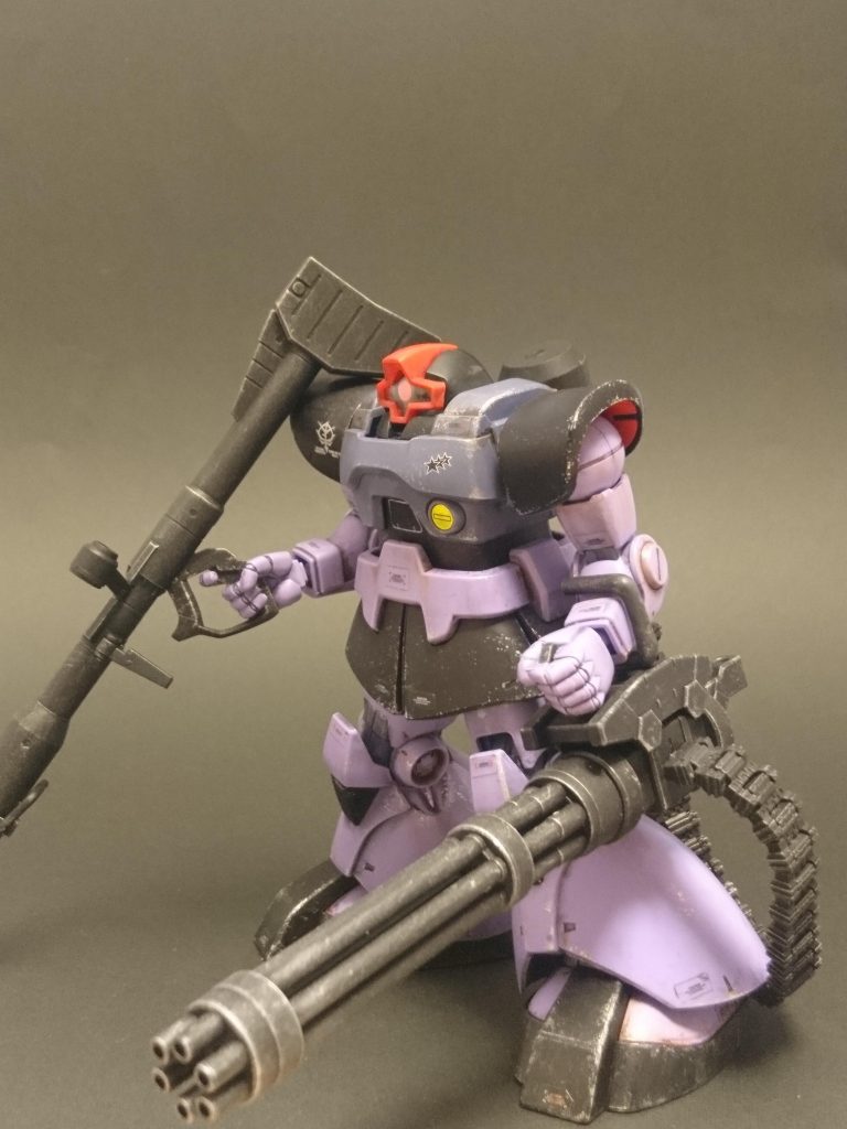 左側。デカールは余り物と、ガンダムデカールシリーズのオリジンからいくつか使いました。
ドムは案外のっぺりしていて、機体の情報量が少ないので、もっとペタペタ貼ってもよかったかな、と思います。