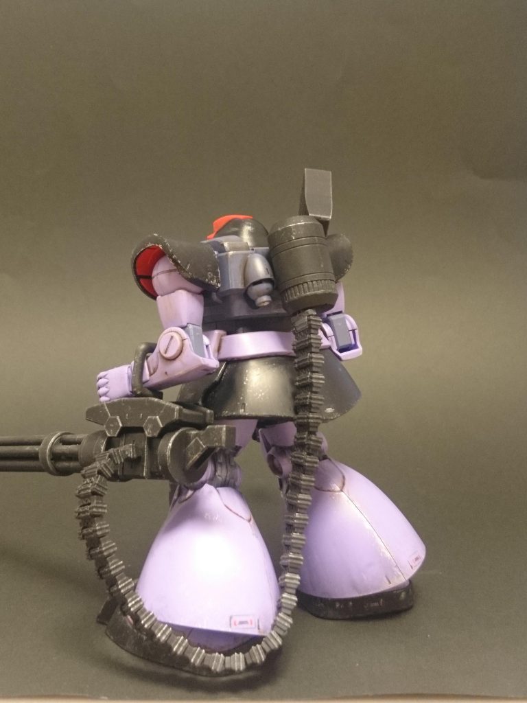 背面。ガトリングの弾帯はコトブキヤのベルトリングを使っています。背中の弾倉はジャイアントガトリングのパーツから流用しました。
ちなみにガトリングのパーツ接続凹とコトブキヤのベルトリング凸は同じサイズだったので、無加工で取り付けてあります。