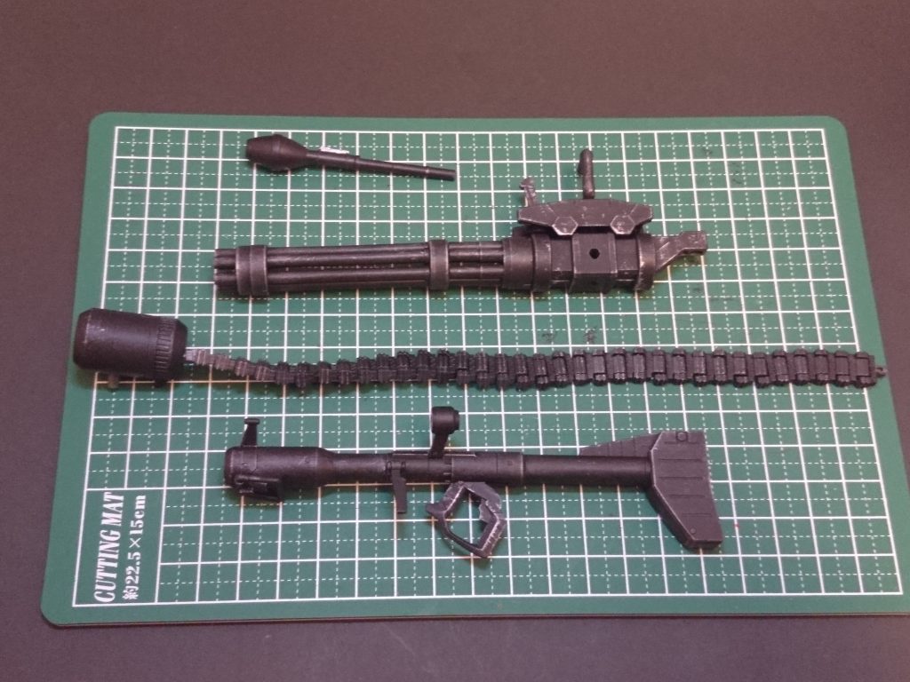 武器は艶消しブラックで塗装した後に、シルバーでドライブラシしてあります。
ガトリングガンと腕の接続はランナーを「己」みたいな形に曲げて、引っかけてあります。