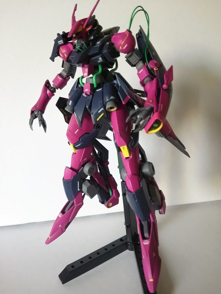 最近はスプレー塗装派ですがこの頃は筆塗りでしたね…。緑のケーブルはリード線です
