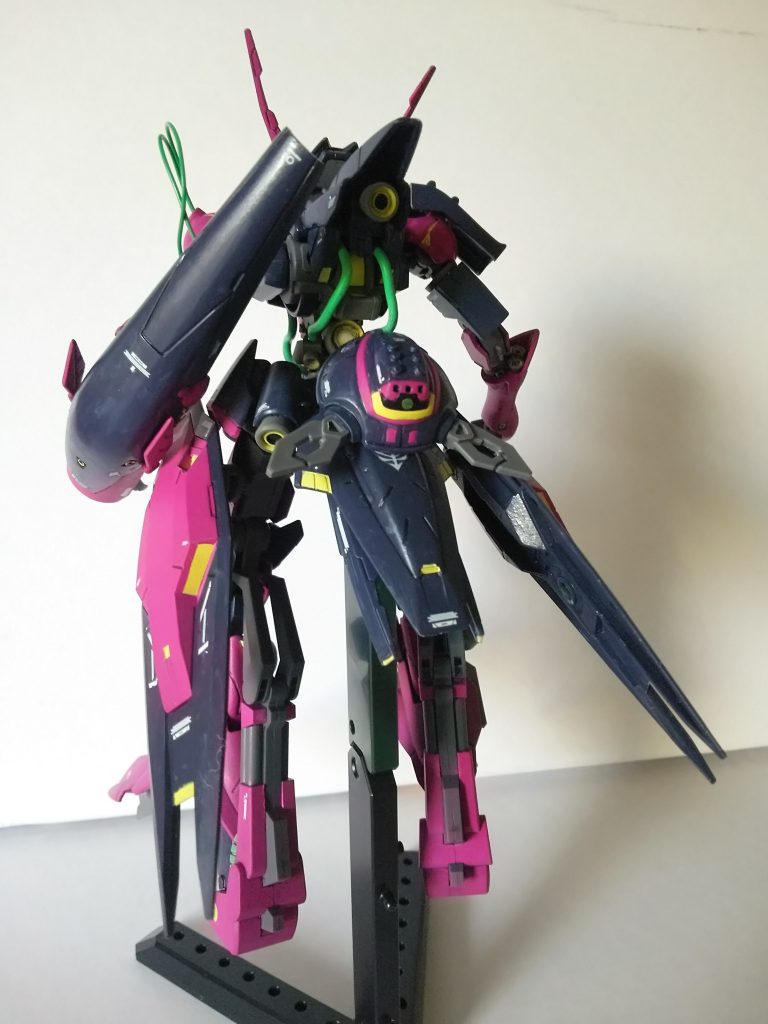 後ろにはBB戦士のバウンド・ドック(MA形態)が!ちなみに右肩アーマーもBB戦士のギラドーガのもの
