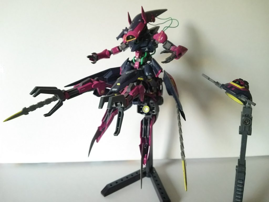 腕のカバーを頭部に移動(そのためにケーブルで繋がってます)、腰を回転させ脚部クローを展開して変形!