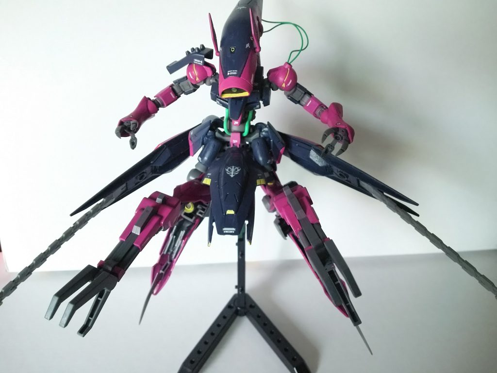 正面から見ても異形ですわ