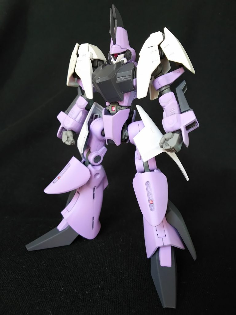 まずは本体のハンブラビスバン(軽装モード)。ガンダムバルバトス第6形態などからパーツを流用しています。トサカはプラバンにて制作