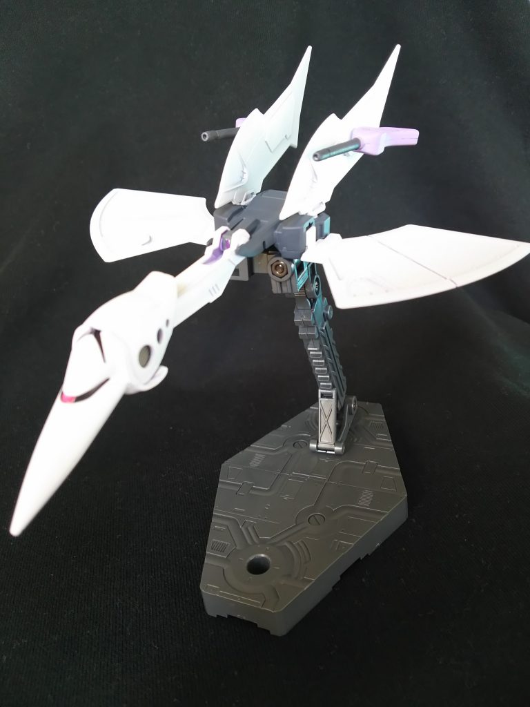 支援メカのハンブラビスワン。白鳥をイメージした白い機体です