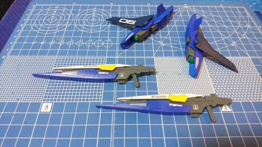 [ビームライフル&ウイングユニット]
こちらはブルーにパープルを重ねました。ティターンズブルーの重ね塗装と比べると青が強いです。