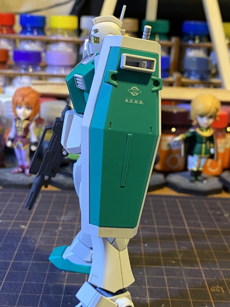 反連邦組織の機体にデカデカと連邦マークはどうなのってことで、ジム改から盾中央部を拝借。盾と肩のマーキングは付属のシールです。クリア厚吹きでちょっとだけ磨いたのでそこそこ埋まってくれました。