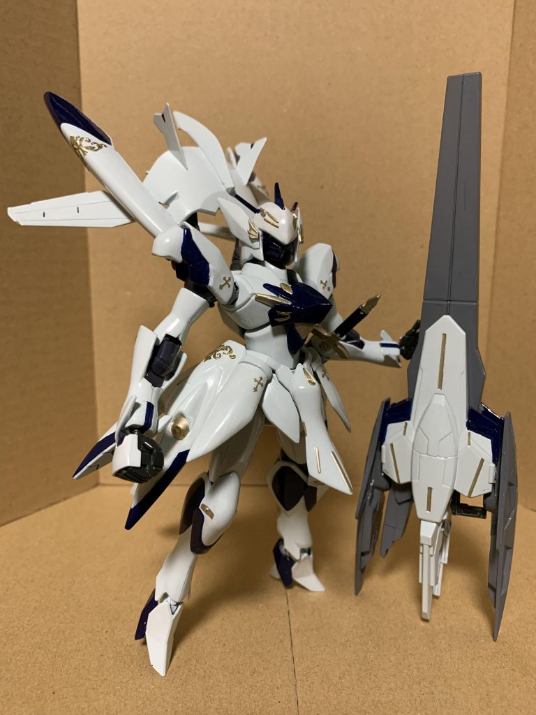 魔導砲『フルグル』
本機の専用装備として設計された大型の法撃型魔導砲。 
砲身内にルーンを刻んだ5属性の高純度ミスライト鋼を敷き詰める事で、詠唱無しで各属性の下位魔法で法撃する事が可能。また、光魔法を発動する際に、ミスライト鋼がブースターの役割を果たす為、通常よりも威力が上昇する。 
内蔵したミスライト鋼をオーバーロードさせる事で、5属性の魔力を込めた上位魔法に匹敵する法撃を行う事が出来る。(一回で砲身が損壊する為、それ以後は砲身を交換しなければ使用出来なくなる)