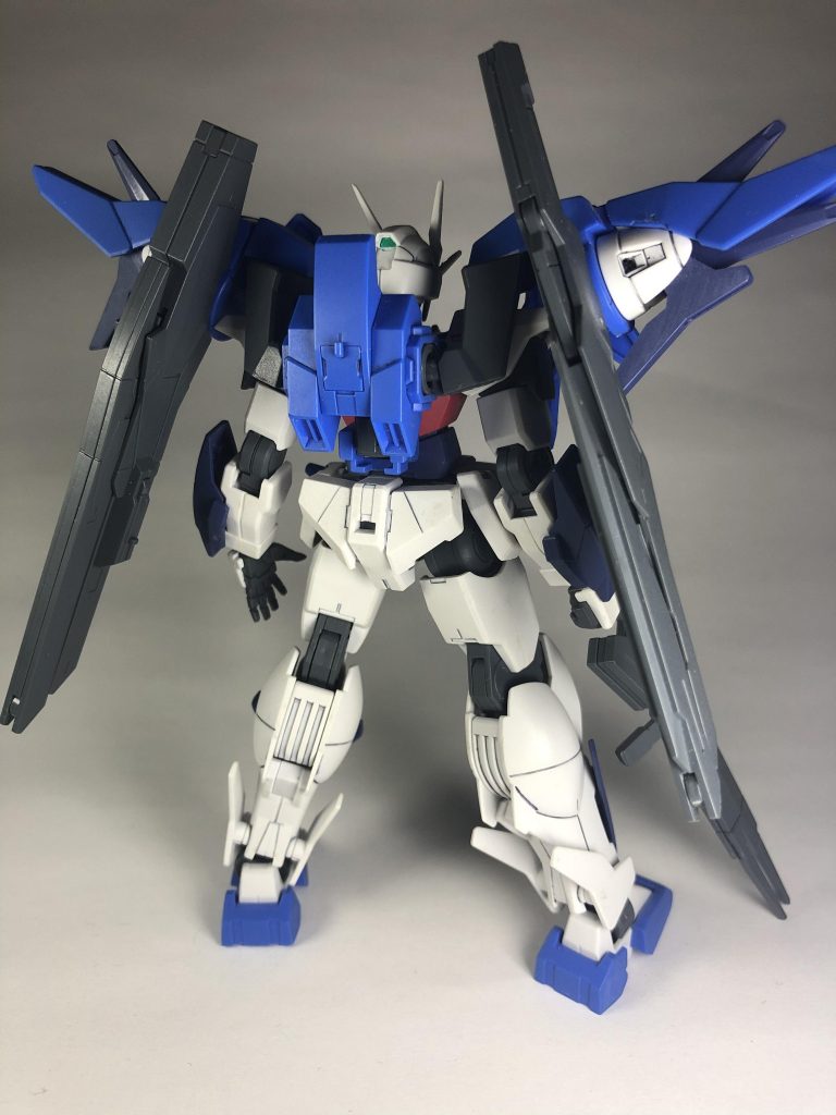 フロントとリアビュー
若干頭が埋まっていた感じがあったので首をスクランブルガンダムのパーツに変更しています
それ以外はスミ入れとトップコートのみで特に何もしておりません