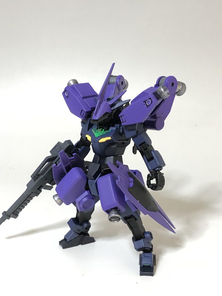 まずは、コアシュヴァルべから。
コアガンダムにシュヴァルべアーマーを装着した状態です。
サイズはコアガンダムのままで、増加装甲みたいな立ち位置です。