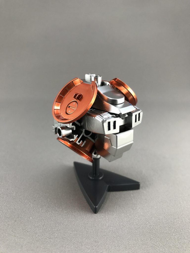 内部はつやあり黒→スーパークロームシルバー2の順で吹きました。表面処理してませんが、うっすら反射する箇所もあり綺麗ですね。
台座はシルヴァバレト系ハンドビームの台座を使いました。