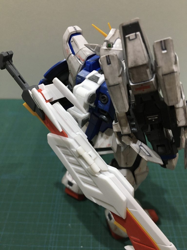 ウェポンラックもプラ板で自作。可動軸は、前後左右に可動するので抜刀も問題ありません。