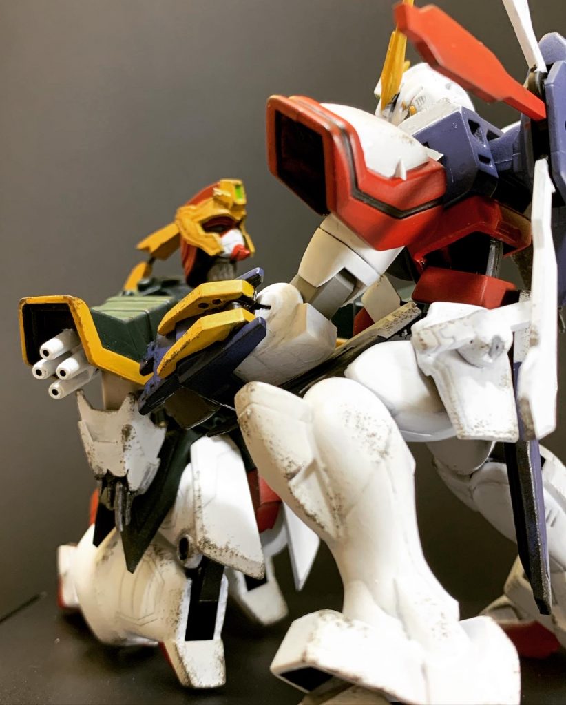 手を伸ばすゴッドガンダム。
元々両腕のパーツは欠損していて、右腕は壊れているシーンなので、必要なし。左上だけ他キットから流用してそれっぽくしました。元キットより腕が長くなったので、結果的にドラゴンの脇下まで手が届くようになりました。