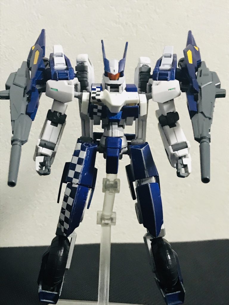 「チェッカーフラッグターボ、戦場を駆け抜ける！！」
【チェッカーフラッグ・T(ターボ)】
チェッカーフラッグの改良機。スピード自体には問題無かったものの、強化前では火力面が低く、決定打に欠ける部分があった。
新たに肩の【ターボユニット】を中心にボディアーマー、腕パーツと主に上半身が変化した。
シールドバインダーとボディアーマーの新造もあり、防御面も多少上がった。
(と言う事にしておいてください)

・今回はお気に入りのチェッカーフラッグの強化を目的として、パーツを組み替えてみました！水転写デカールと艶消しトップコートの使用など、いつもと違うやり方も試してみました！チェッカーフラッグという名前なのに前回はチェッカーフラッグ要素が無かったのでデカールにてその要素を申し訳程度に取り入れてみました。