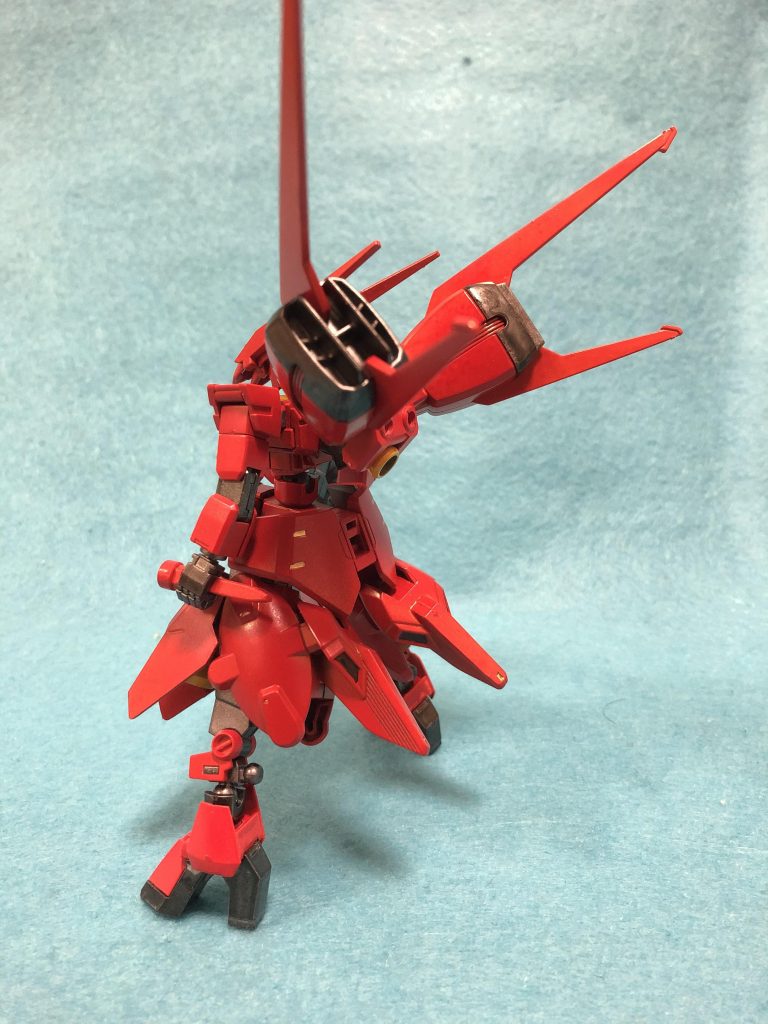 背面。太腿はコトブキヤさんのオプション02とジェミナスのパーツ。足首はグレイズ。背中にエールストライクのパーツを使用。
エアブラシシステムで、赤とガンメタで塗装、光沢トップコートを吹きました。細かいゴールドは爪楊枝で塗装。