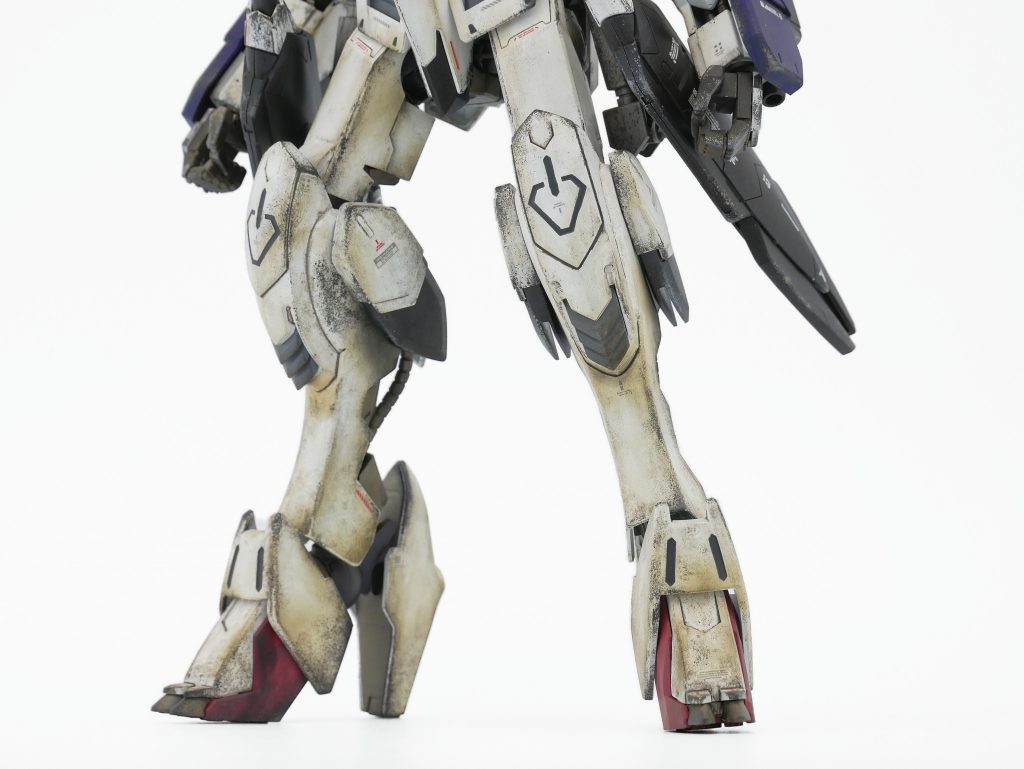 ▲脚周りは特に汚れた感じになるように意識しました