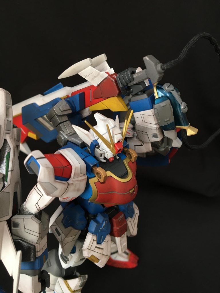 ウェポンラックに可動軸を設けてタウヤーの抜刀を再現出来ます。