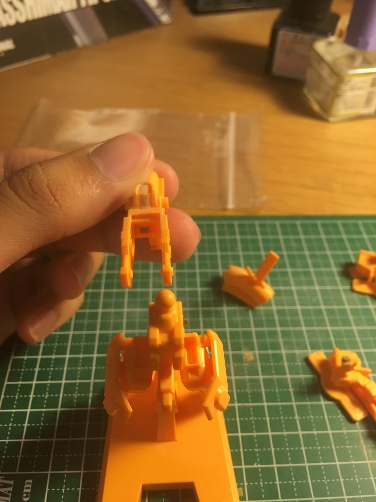 あとハメ加工の様子です。腕部は後に取り外せるように真鍮線接続に、挟み込み式の胸部アーマーは接着後着脱できるように加工してあります。