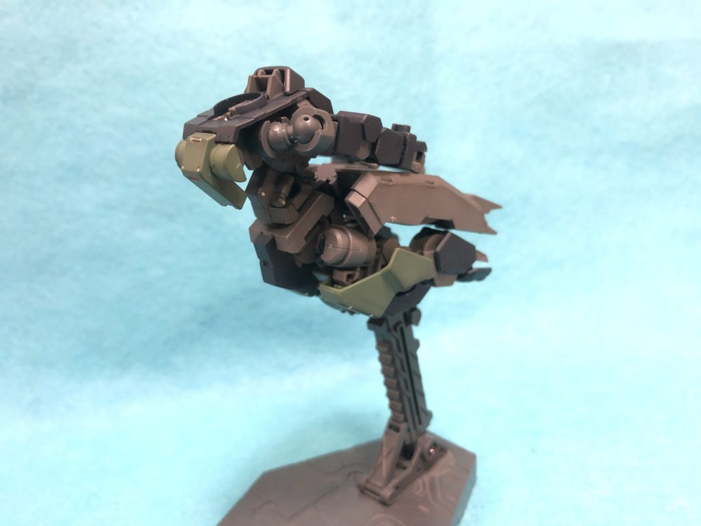 手脚を後ろに回して、巡航形態。意外と綺麗にまとまります。