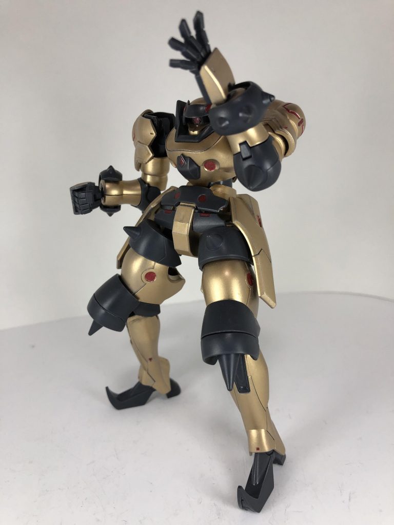 基本戦法は徒手空拳。格闘主体だがどんな武器でも可も無く不可も無く使用可能。