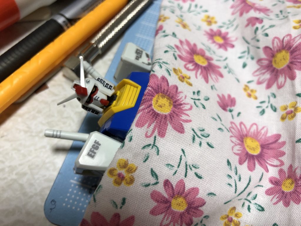 コタツとガンダム–3枚目/制作者：石の湯