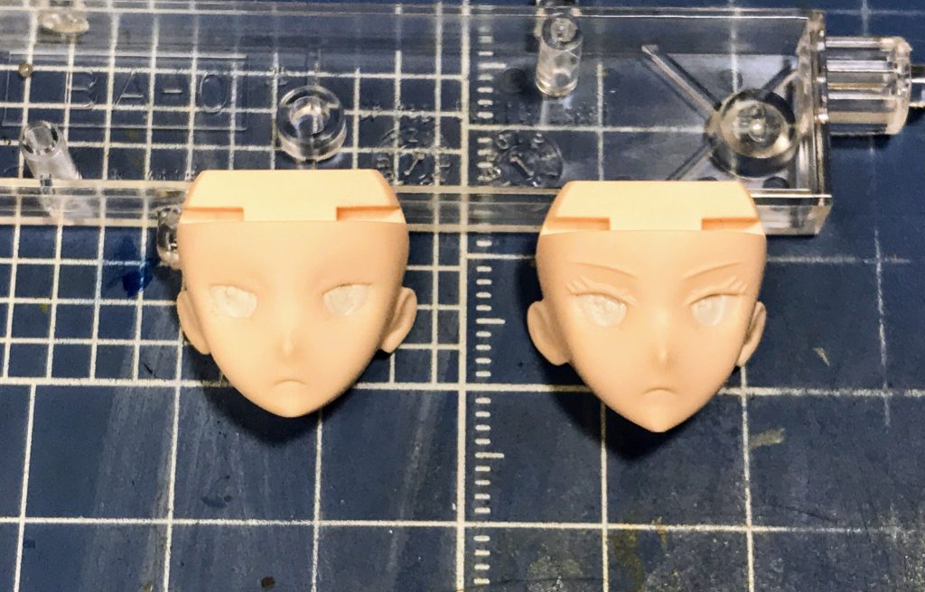 フェイスは顎を削り、目と眉のディテールを落としてからキット付属のデカールを貼りました。