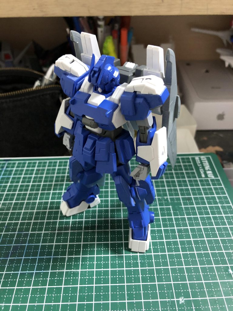 バランスを見つつ、本体にもパーツを貼り付けていきました。