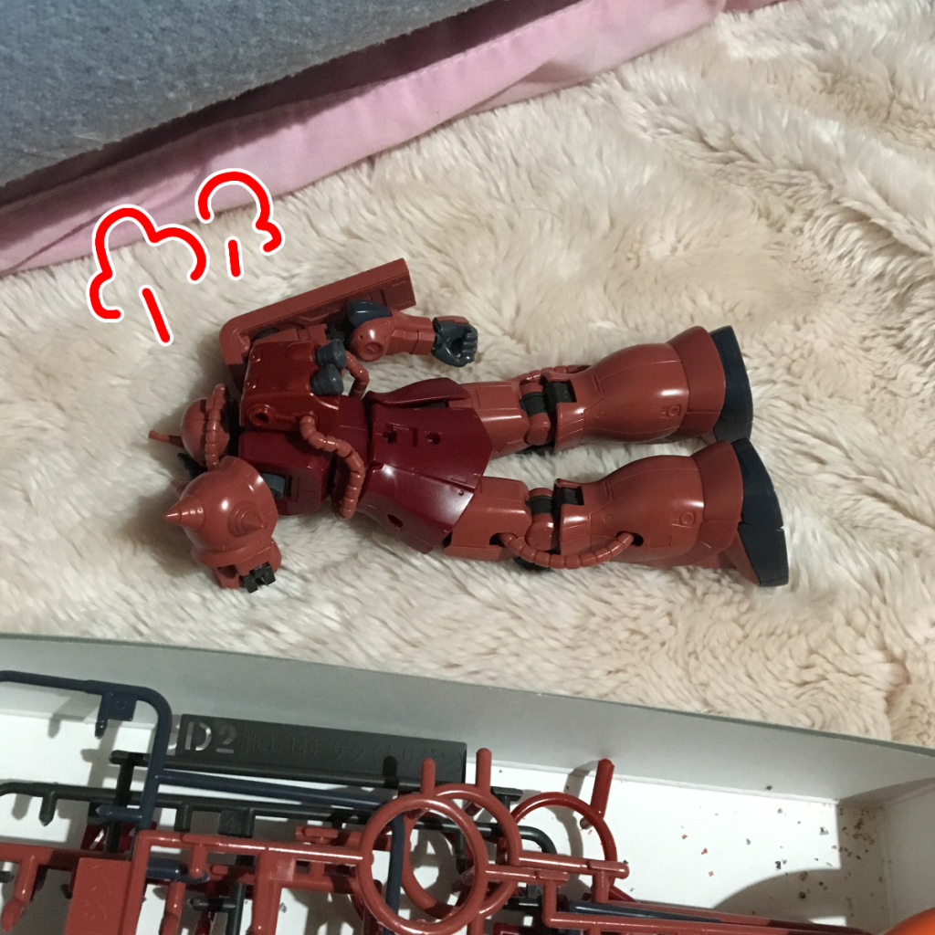 ふて寝しましたね。
完全に怒っているご様子です。
まあ、乱暴にしてしまいましたからね……
というわけで、シャアザクさんのご機嫌取りをしましょう。