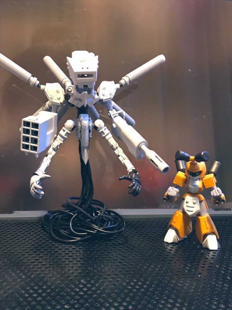 メタビーとの対比
少し大きいですが、まあラスボス感ってことで、大目に見てください。。。
たまにはこういうの作るのも引き出しが増える感じがして楽しいですね。
最後までお付き合いありがとうございました。
それでは皆さん、ロボトルぅー、ファイトぉー!