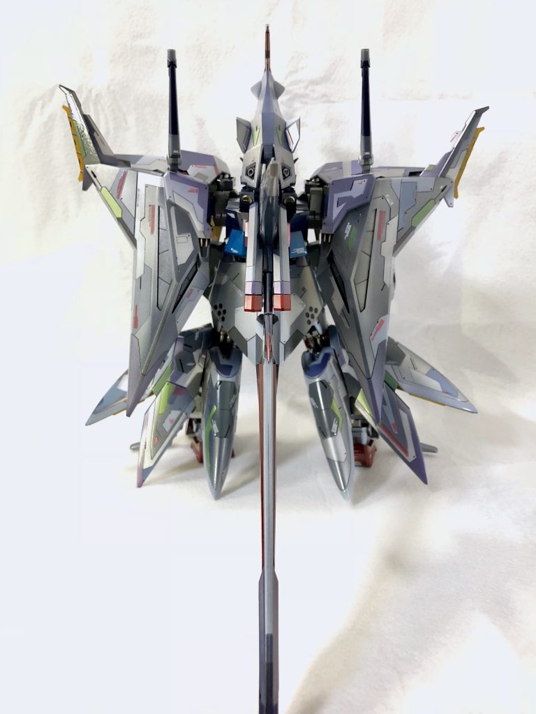 背面。右後ろの羽の付け根がポッキリいってるので仮止めしてます。