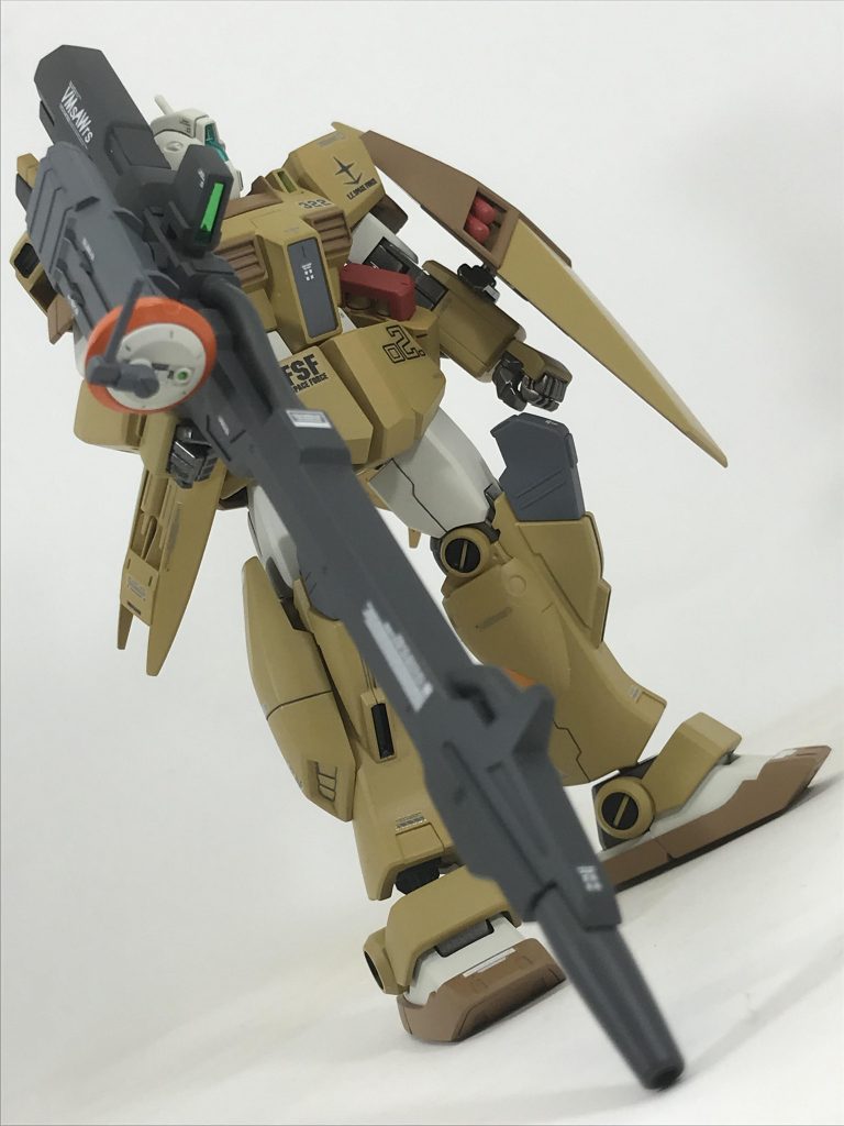 ロングビームライフルのアップ画像。スコープのパーツを紛失してしまったので、ジャンクパーツと小型レドームを組み合わせて補完してみました。ジムに『長物』はどうか？と思ってましたが、実際やってみるとカッチョイーですね！（自画自讃）