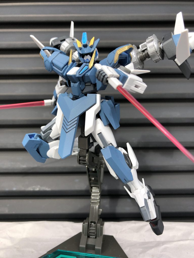ビームサーベルもあります。刃はコアガンダムのものを使っているのでロングとショートの両方あります。グリップはリアアーマーに収納できます。
