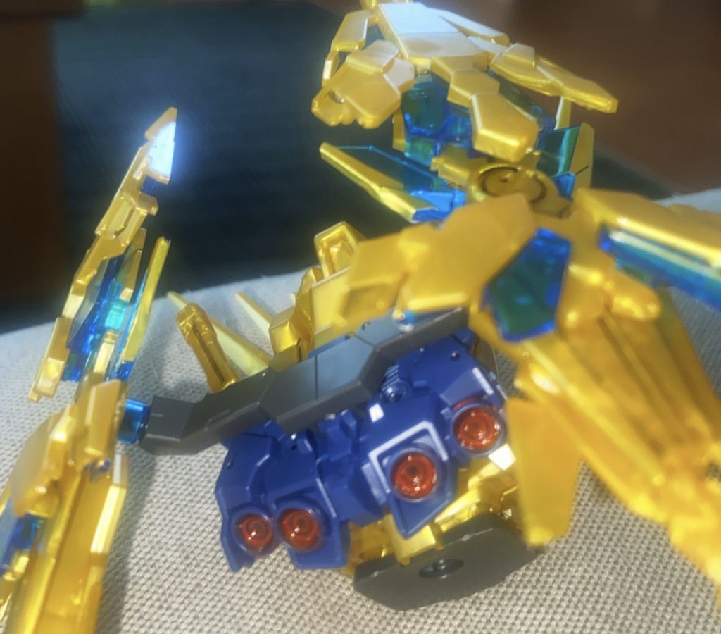 バーニアを、メタリックレッドガンダムマーカーで塗りました。あんまり、上手に出来ませんでした。