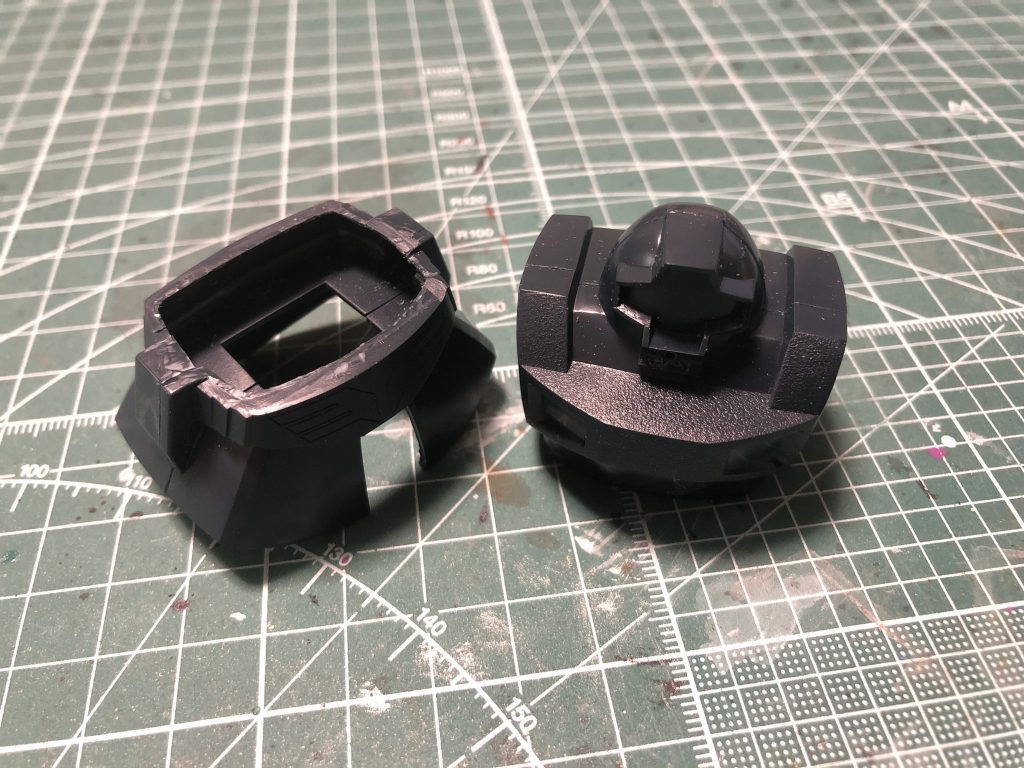 肩関節の接着を忘れていて、一度切断する羽目に。
このためお腹の部分は2〜3mm短くなっています。