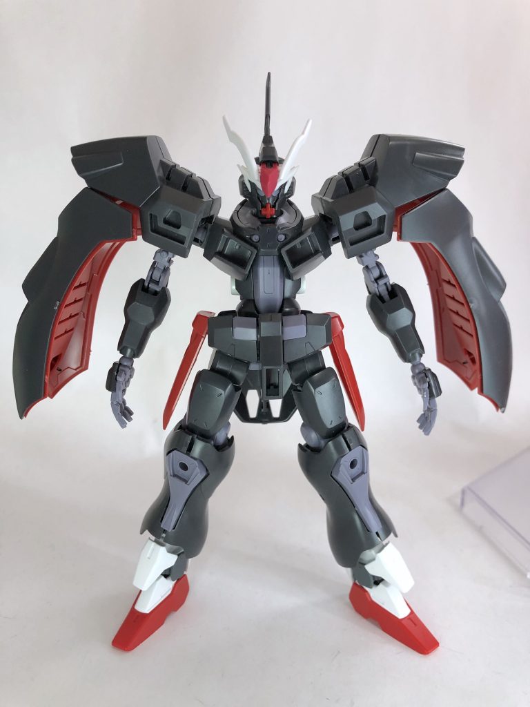 またドッシリした下半身をスタイリッシュにするためシャイニングブレイクの足首を移植し脚長にするのを主に、要所に角ばったパーツを配置することで素体を活かしつつ印象の変化を狙ってます。