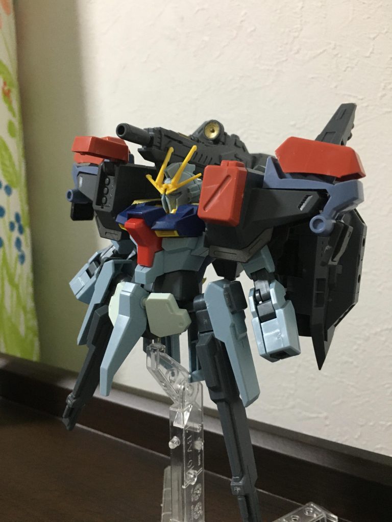 最初は腰にビームキャノンをつけるつもりだったが、関節と干渉する為両肩に移設