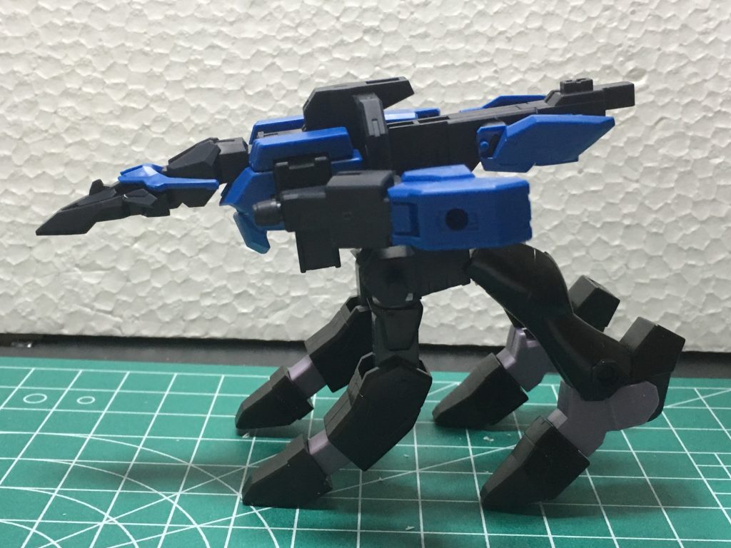 最初はアースアーマーに四肢を生やしてバクゥのイメージを膨らませていました。