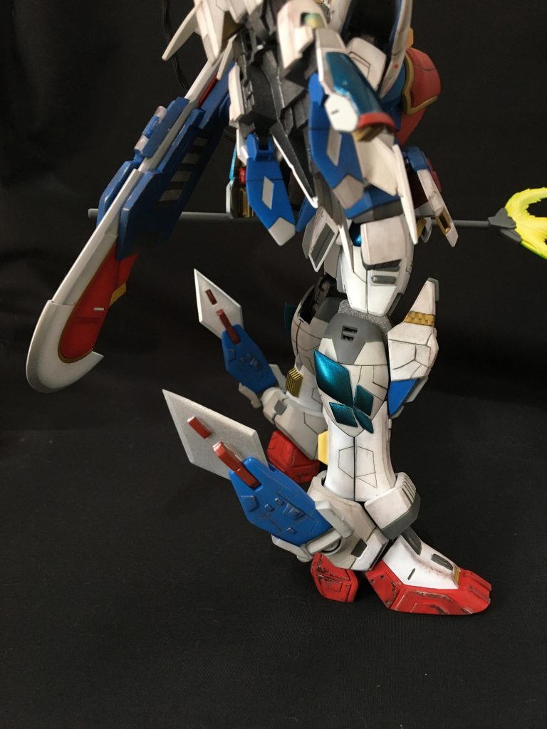 脚の鱗に見立てたプラネットディフェンサーとシュラッシュ・ハーケン。