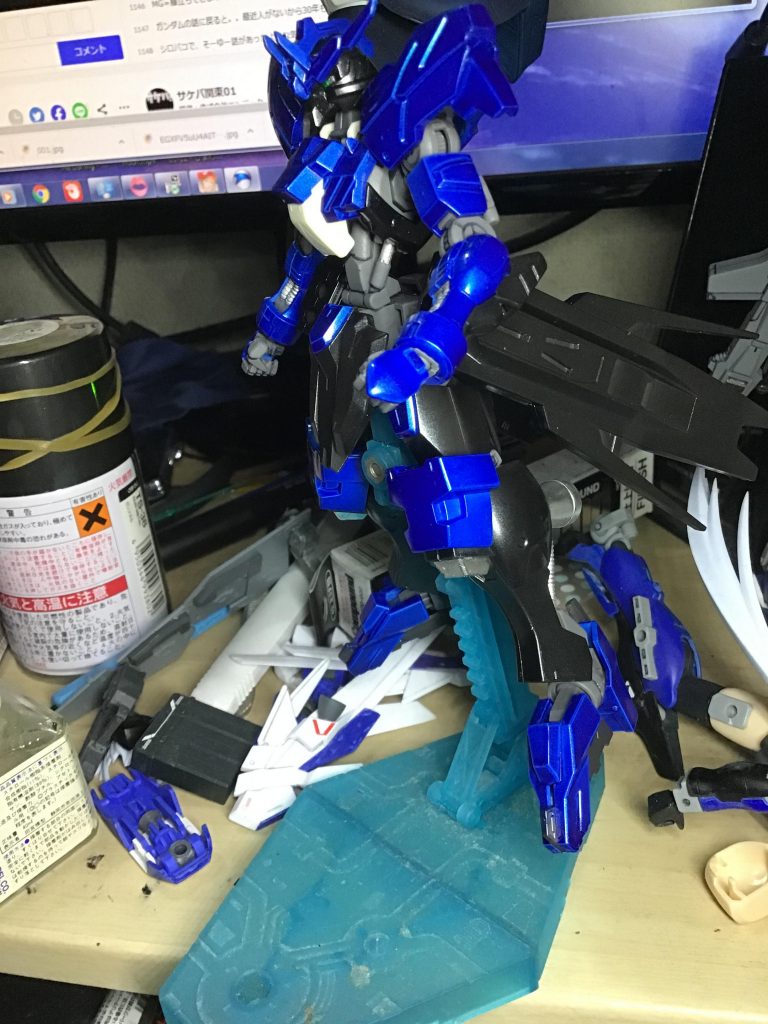 本体はほぼ素の状態ですが、ツインアイは適当なRGのキットのシールを使用、膝部のバーニアは、HGのExーSの脚部増加装甲のノズルを移植してます。