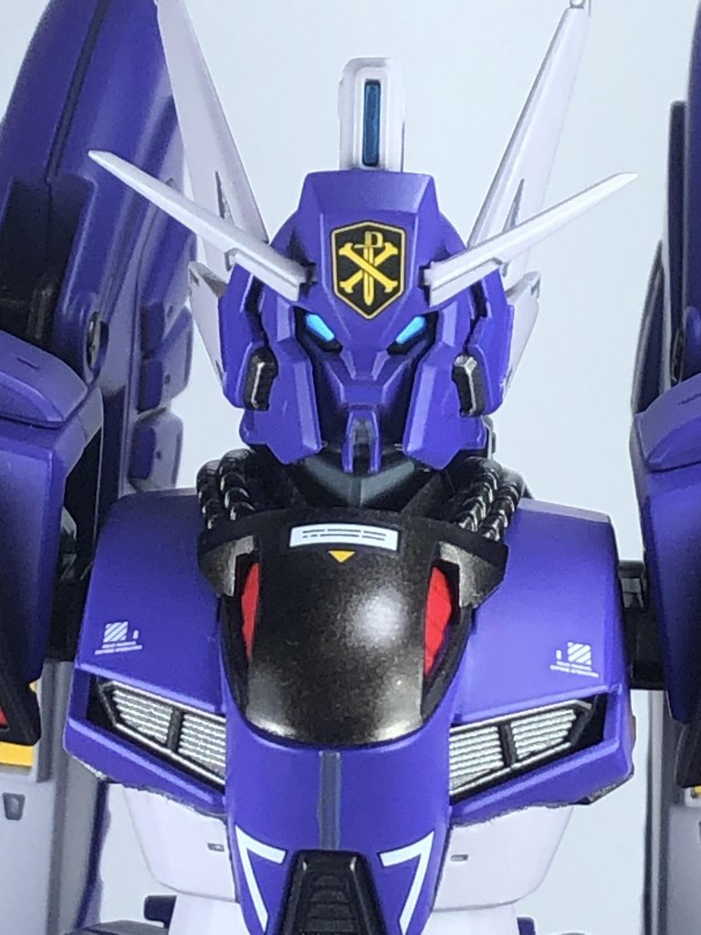 虫と鳥が合わさったみたいな顔笑