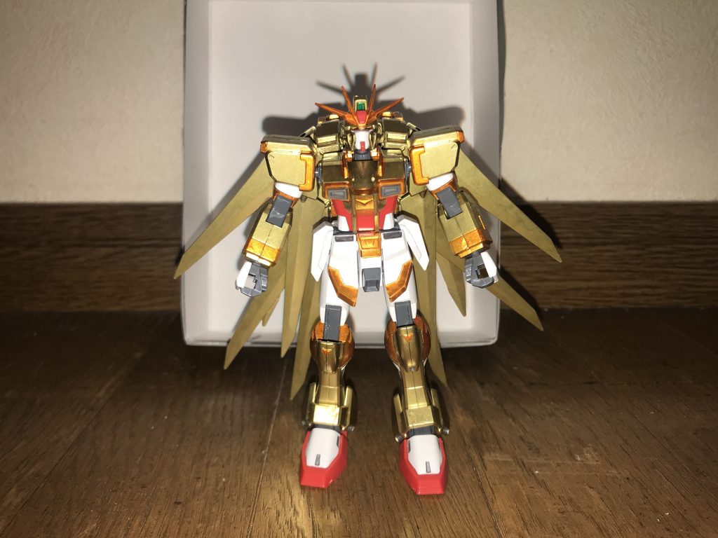 ハイパームーンウイングムテキブースターに合計12枚の可変ウイングであり、マウント部が柔軟に可動する。このウイング自体は鋭利な実体刃となっており、PS装甲やナノラミネートアーマーをも切断できる斬れ味を持つ他、クレッセントリッターを散布させつつ、黄金の竜巻を起こす事で、周囲を切り裂く範囲攻撃を行う事もできる。また、ハイパームーンウイングの形状を変形させる事で、様々なモードへと移行する事ができる。この写真の状態は、ハイパームーンウイングを全て下方に向けた基本状態は通常モードと呼ばれる。