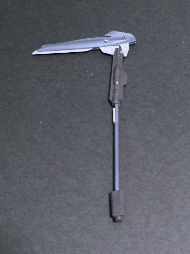 バトルサイスもマシンガンを元に、ノーネイムライフルのパーツを加えて作成。グレモリーはアンカー(錨)でしたが、今回はストレートに鎌にしました。
光の翼は暗記用シートをカットしたものを使用しています。