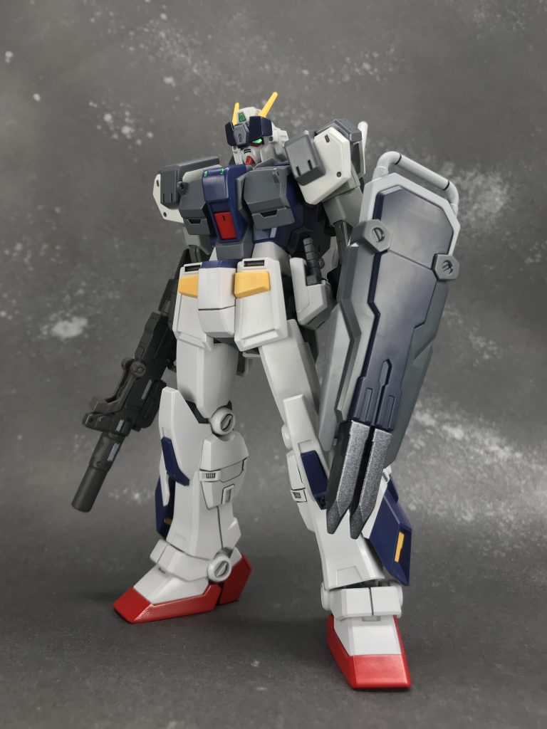 正面から
変更が多いのは上半身で、格闘機やしって事で全体的に装甲を追加してマッチョな感じに。
下半身は腰のVマークを削り落としてサイドアーマーを変更、スリッパを赤に塗り替えた以外はそのままです。