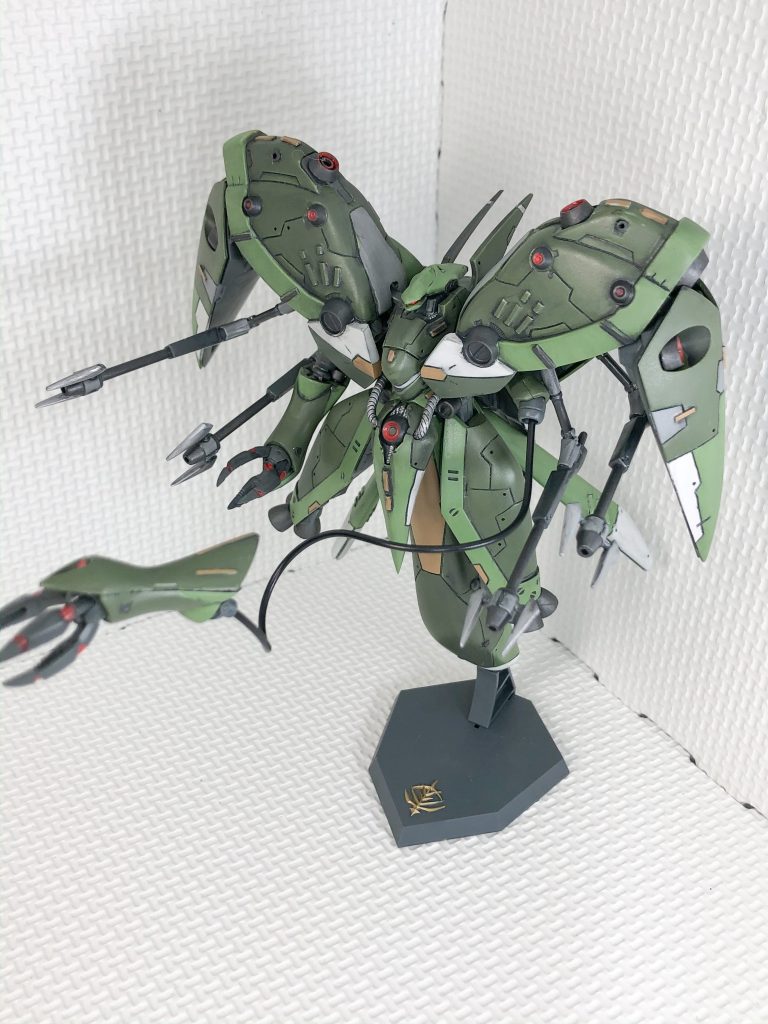 サブアームの展開状態です。アーム部も爪、銃身アーム部で塗り分けをしています。こういう人間離れしたギミックは、触っていて楽しいですね。